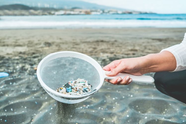 Ilustrasi mikroplastik (Foto: Shutterstock)