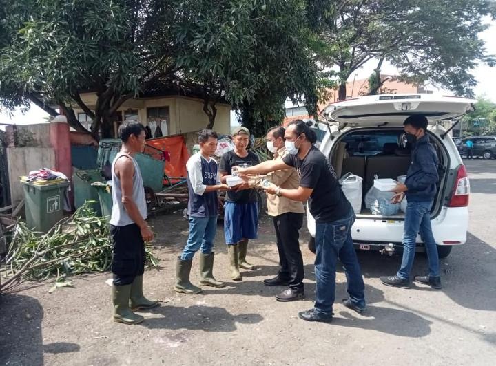 Sat Narkoba Polres Majalengka bagikan nasi kotak kepada masyarakat. (Foto: Istimewa) 