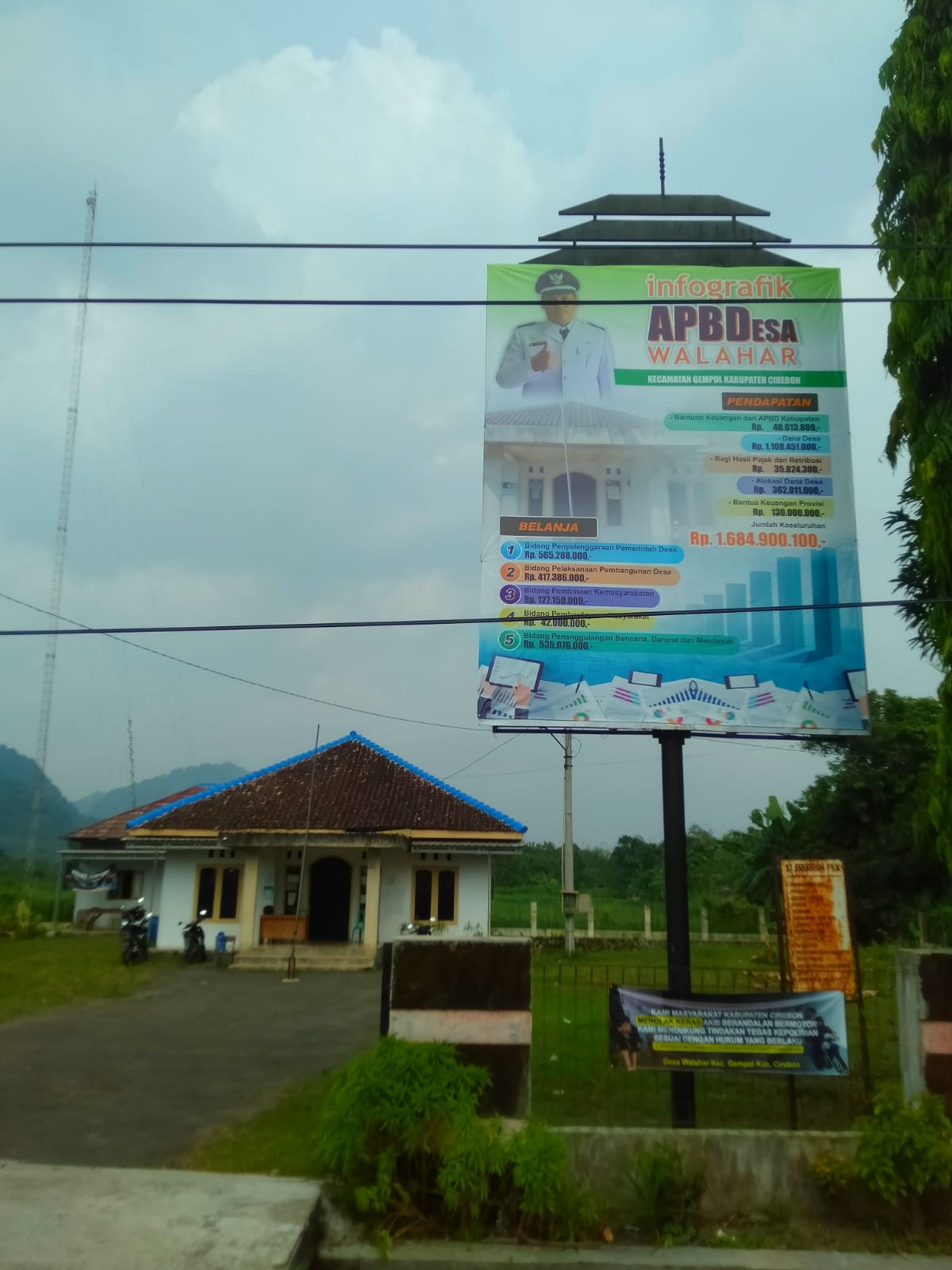 Baliho infografis APBDes Walahar. (Foto: Serikat News) 