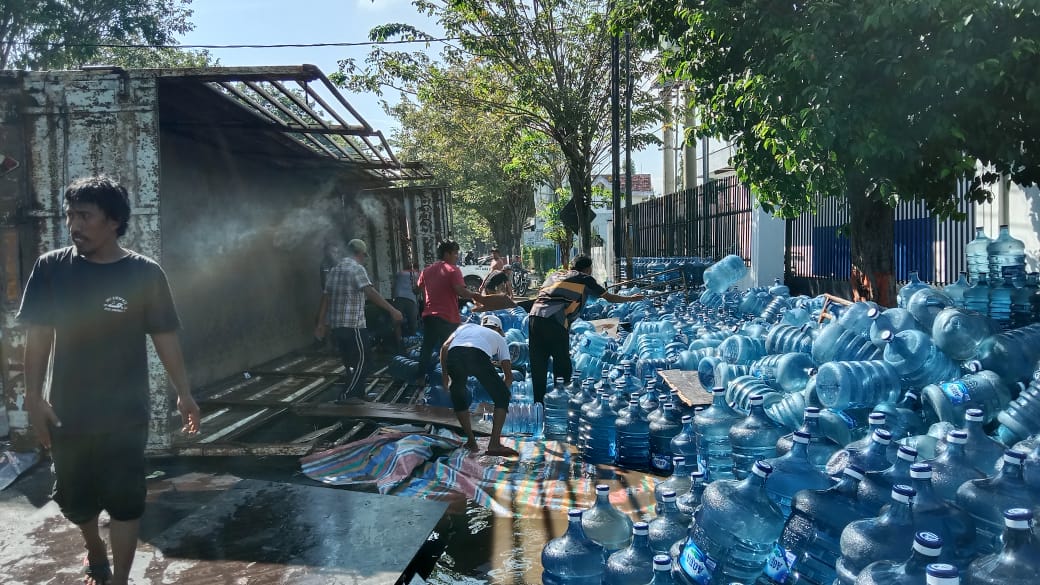 Hilang Konsentrasi, Truk Bermuatan Galon Guling Usai Terobos Trotoar