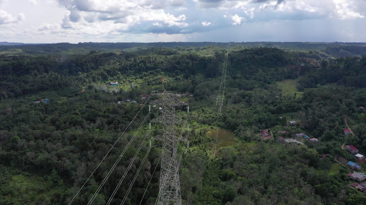 Tak hanya memperkuat pasokan listrik Kalimantan Barat, pengoperasian transmisi Sanggau-Sekadau- Sintang bakal menekan biaya pokok penyediaan (BPP) listrik. (Foto: PLN/Serikat News) 