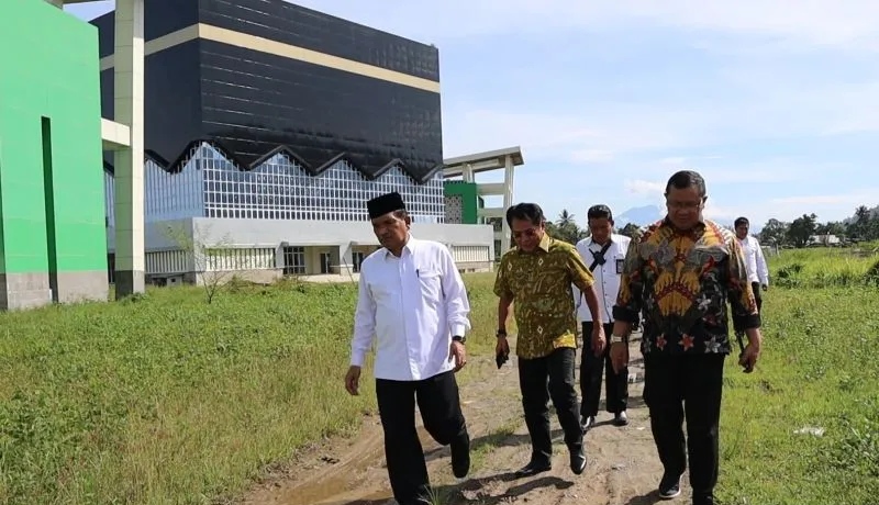 Direktur Pelayanan Haji Dalam Negeri Kementerian Agama Saiful Mujab (kanan), Anggota DPR RI John Kenedy Azis (tengah), Kakanwil Sumbar Helmi (kiri) saat meninjau Asrama Haji Padang Pariaman, Batang Anai, Senin (13/6/2022). (Foto: Antara) 