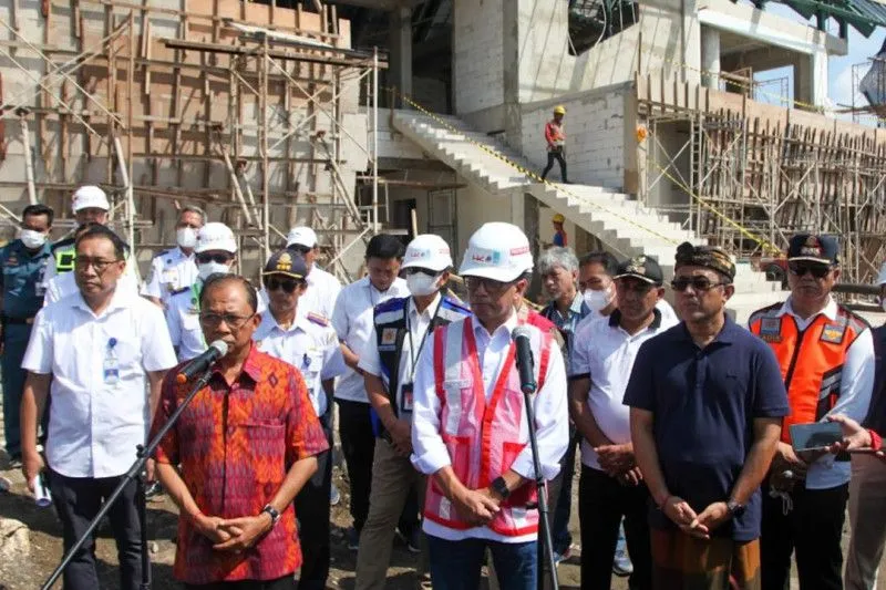 Wali Kota Denpasar I Gusti Ngurah Jaya Negara bersama Gubernur Bali Wayan Koster saat mendampingi Menteri Perhubungan RBudi Karya Sumadi meninjau pengerjaan fisik Pelabuhan Laut Sanur di Denpasar, Sabtu (4/6/2022). (Foto: Antara) 