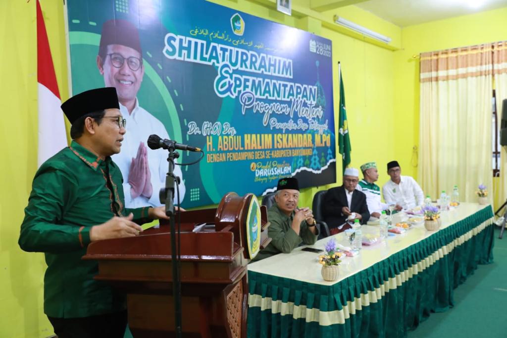 Gus Halim di depan Pendamping Desa se-Banyuwangi, Jawa Timur yang berkumpul di Pesantren Darussalam, Blokagung, Tegalsari, Banyuwangi, Selasa (28/6/2022). (Foto: Kemendes PDTT) 