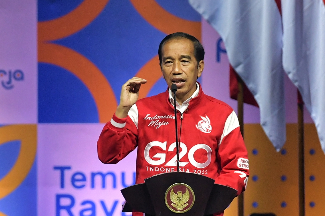 Presiden Jokowi saat memberikan sambutan pada acara Silaturahmi dengan Alumni Penerima Kartu Prakerja di Sentul International Convention Center (SICC), Kabupaten Bogor, Jumat (17/06/2022). (Foto: Humas Setkab) 