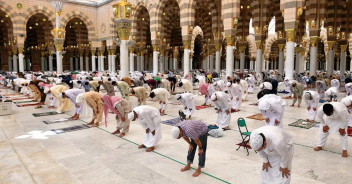 Sejumlah Jamaah Haji melakukan shalat Jumat di Mekkah. (Foto: Istimewa)