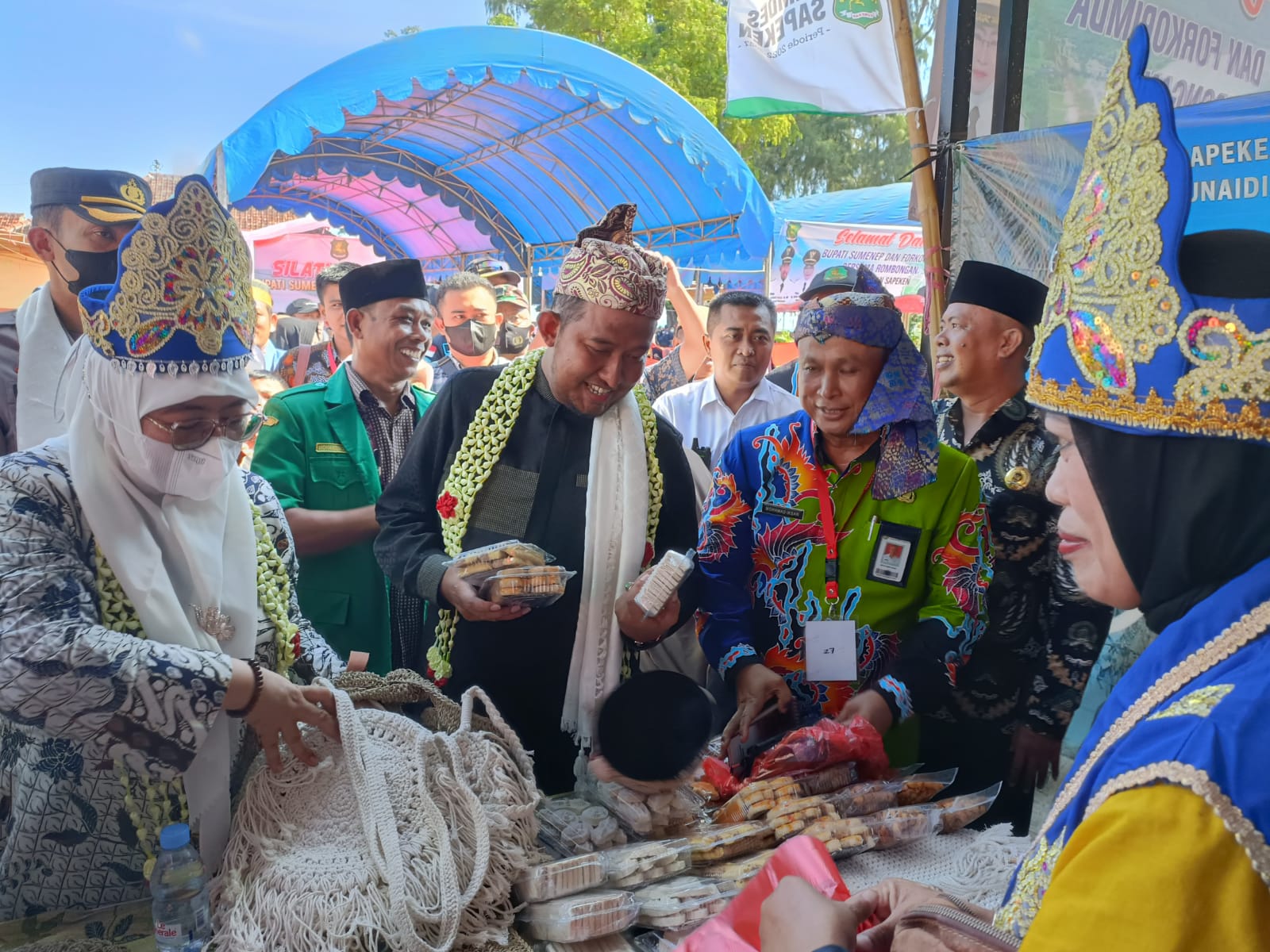 upati dalam kesempatan itu juga memborong produk olahan dan kerajinan Usaha Mikro Kecil dan Menengah (UMKM) masyarakat Kecamatan (Pulau) Sapeken. (Foto: Istimewa)