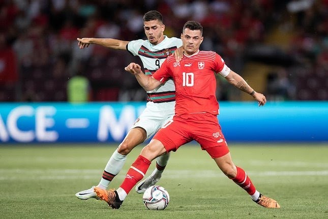 Granit Xhaka (depan) berduel dengan pemain lawan di laga Swiss vs Portugal, UEFA Nations League 2022/2023. (Foto: AP Photo) 