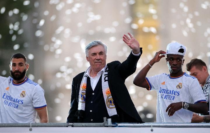 Pelatih Real Madrid Carlo Ancelotti dalam perayaan gelar juara Liga Spanyol 2021-2022. (Foto: Reuters) 
