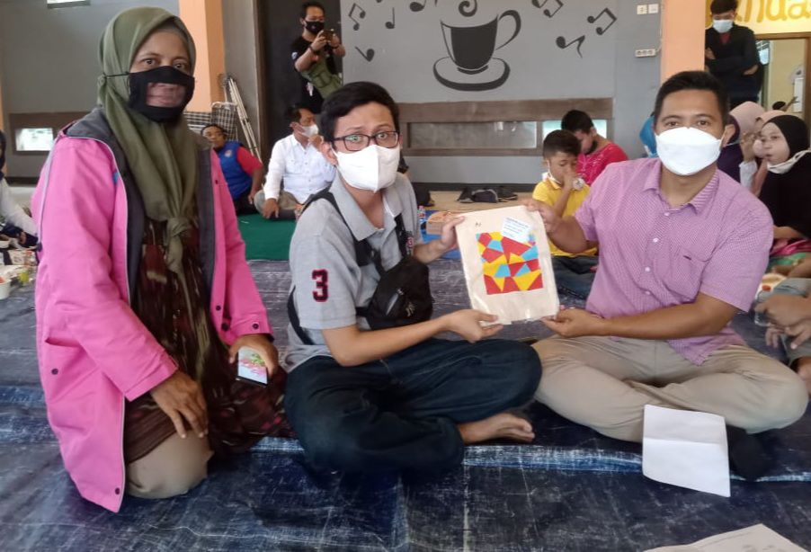 PLN melakukan pendampingan tak hanya dari sisi pemberdayaan ekonomi dan bantuan modal, tetapi juga memberikan pelatihan dan peningkatan skill agar difabel mampu berdaya secara ekonomi. (Foto: PLN)
