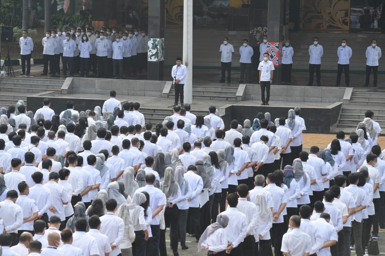 Menteri Desa, Pembagunan Daerah Tertinggal dan Transmigrasi Abdul Hal Iskandar didampingi Wakil Menteri Desa, PDTT Budi Arie Setiadi menjadi Pembina Apel Gabungan dan memberi penghargaan Pegawai Teladan bulan Mei di Lingkungan Kantor Kemendes PDTG pada Senin (11/7/2022). (Foto : Humas Kemendes PDTT) 