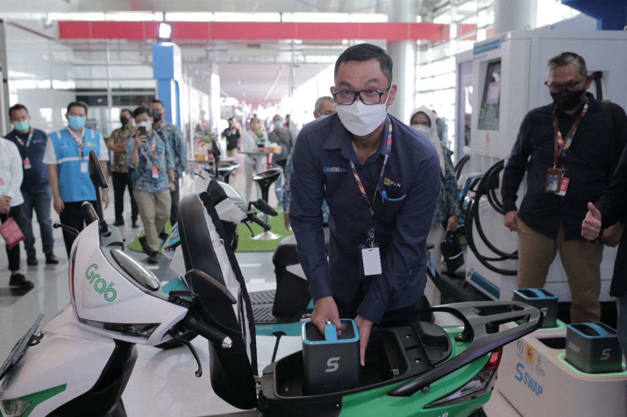 PT PLN (Persero) berkomitmen mendukung operasional Grab Indonesia dalam menggunakan 8.500 kendaraan listrik yang sebagian besar adalah sepeda motor, dengan menyediakan Stasiun Penukaran Baterai Kendaraan Listrik Umum (SPBKLU). FOTO/PLN