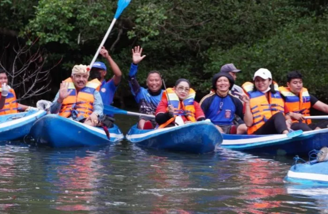 Bersih-bersih di kawasan hutan mangrove Pamogan, Kota Denpasar dilakukan oleh BKOW Pemprov Bali dan WKRI. (Foto: Antara) 
