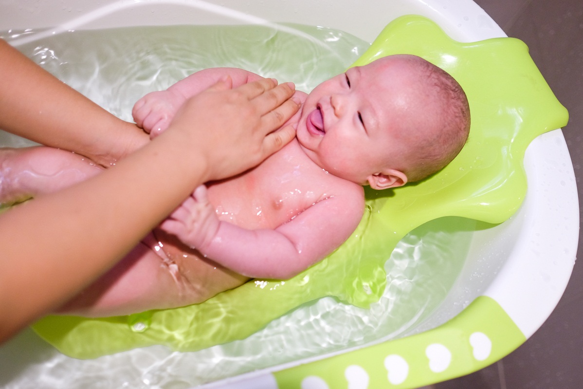 Ilustrasi memandikan bayi. (Foto: Mybaby) 
