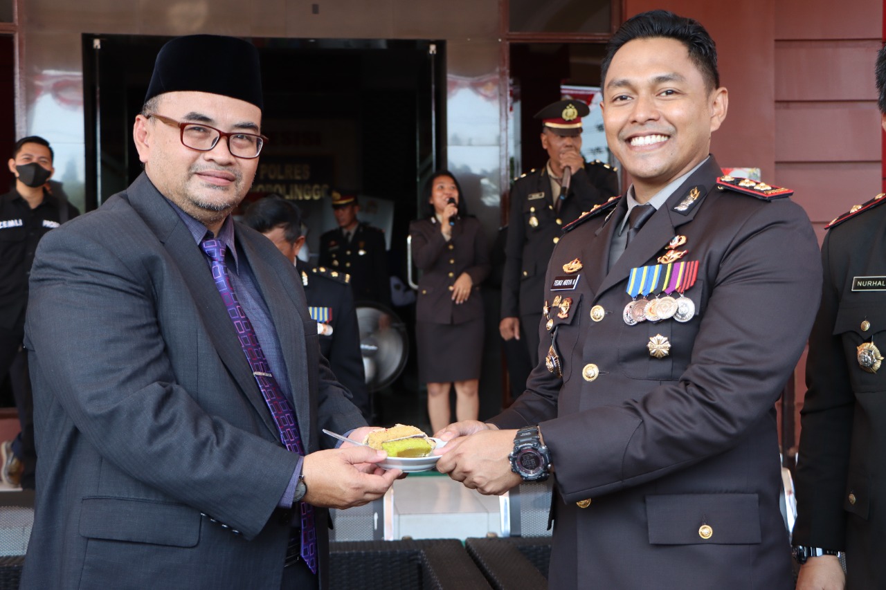 Surprise diberikan usai mengikuti upacara virtual memperingati Hari Bhayangkara ke-76 di Mapolres Probolinggo. (Foto: Istimewa) 
