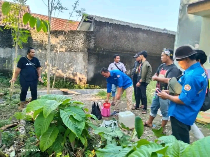 Staff Badan Ketahanan Pangan Kementrian Pertanian berikan metode penanaman purba kepada karang taruna. (Foto: Istimewa) 