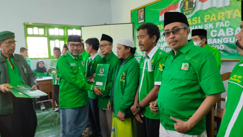 DPC PPP Kabupaten Probolinggo, menyerahkan SK Kepengurusan Pimpinan Anak Cabang (PAC) untuk 24 kecamatan. (Foto: Istimewa) 