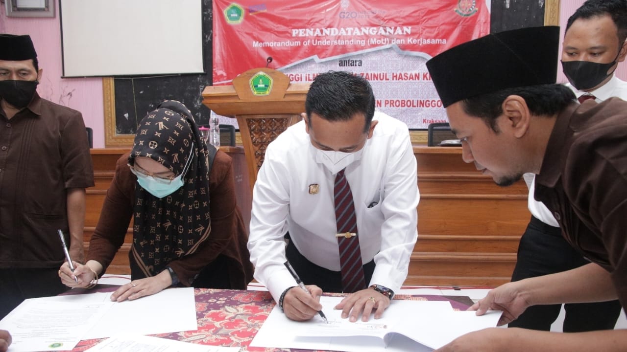 Penandatangan Memorandum of Understanding (MoU) dan kerja Rabu (13/7/2022) siang di ruang pertemuan Kampus STIH Zainul Hasan Genggong. (Foto: Istimewa)