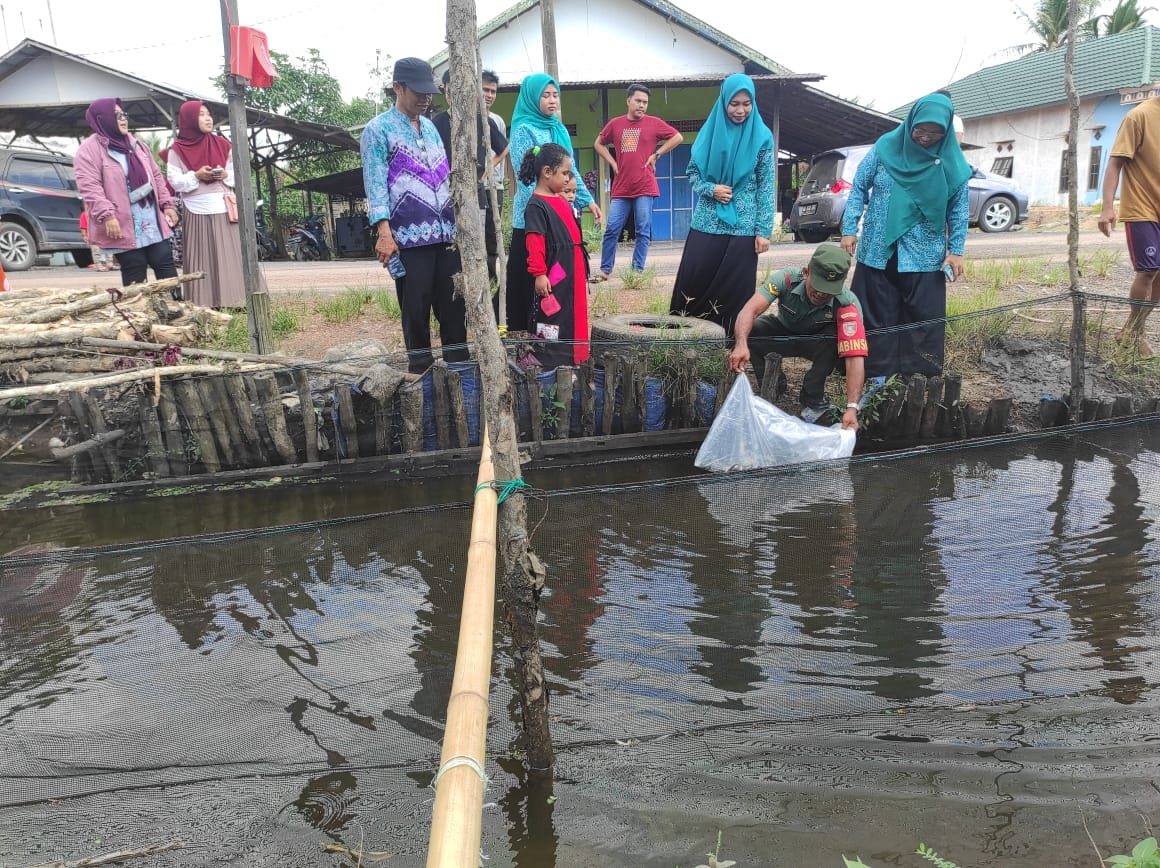 Babinsa Aluh-aluh tabur benih ikan di Desa Haur Kuning guna mendukung ketahanan pangan. (Foto: Istimewa) 