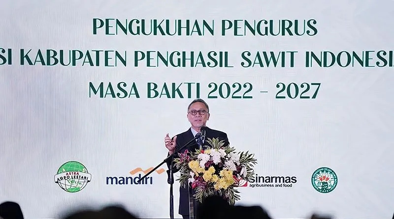 Menteri Perdagangan, Zulkifli Hasan menjadi pembicara pada acara Musyawarah Nasional Pertama 2022 Asosiasi Kabupaten Penghasil Sawit Indonesia (AKPSI) di Jakarta, Sabtu (16/7/2022). (Foto: Antara) 