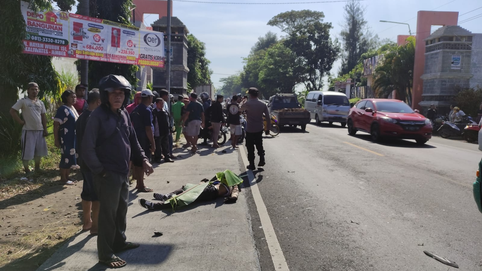 Lakalantas di jalur pantura Probolinggo-Situbondo, tepatnya di jalan raya masuk Desa Kebonagung, Kecamatan Kraksaan, Kabupaten Probolinggo, Rabu (20/7/2022). (Foto: Serikat News) 