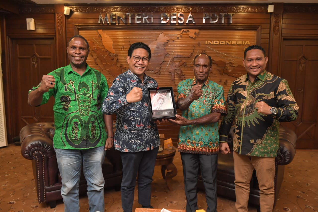 Mendes PDTT Abdul Halim Iskandar saat menerima audiensi Ketua Komisi I DPRD Provinsi Papua Barat, Abdullah Gazam bersama Kepala Dinas Pemberdayan Masyarakat dan Desa Kabupaten Maybrat, Adam Antoh, di ruang kerjanya, Senin (25/07/2022). (Foto: Humas Kemendes PDTT) 