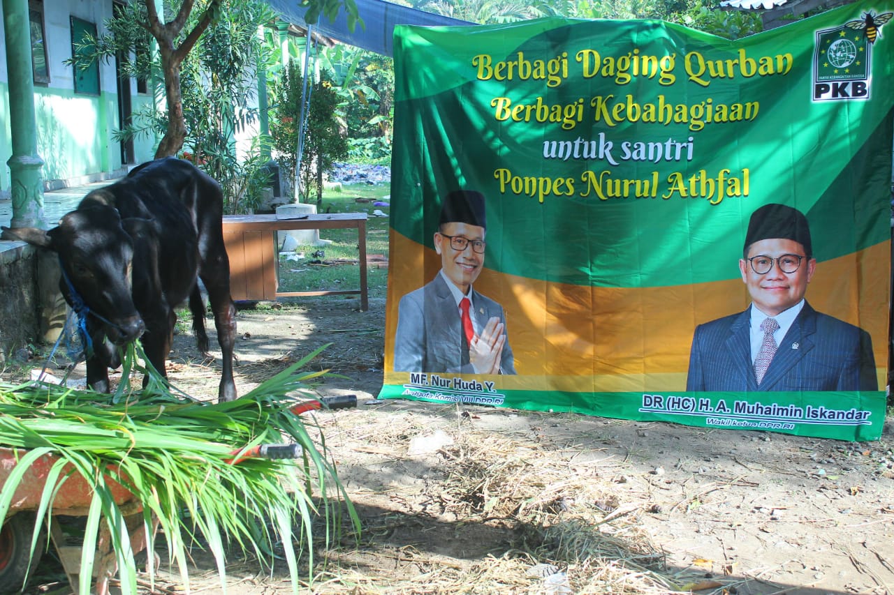 Sejak hari Minggu (10/7/2022) hingga hari ini Rabu (13/7/2022), Gus Muhaimin bersama MF Nurhuda Y membagikan 3 ekor sapi dan 32 kambing di Dapil Jawa Tengah X. (Foto: Istimewa)