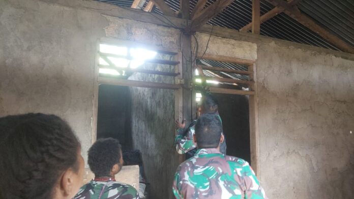 Personel Satgas Pamtas RI-PNG Yonif 126/KC Pos Kalipay, memberikan bantuan perbaikan instalasi listrik di Kampung Kalipay, Distrik Waris, Kabupaten Keerom. (Foto: Satgas Pamtas Yonif 126/KC)