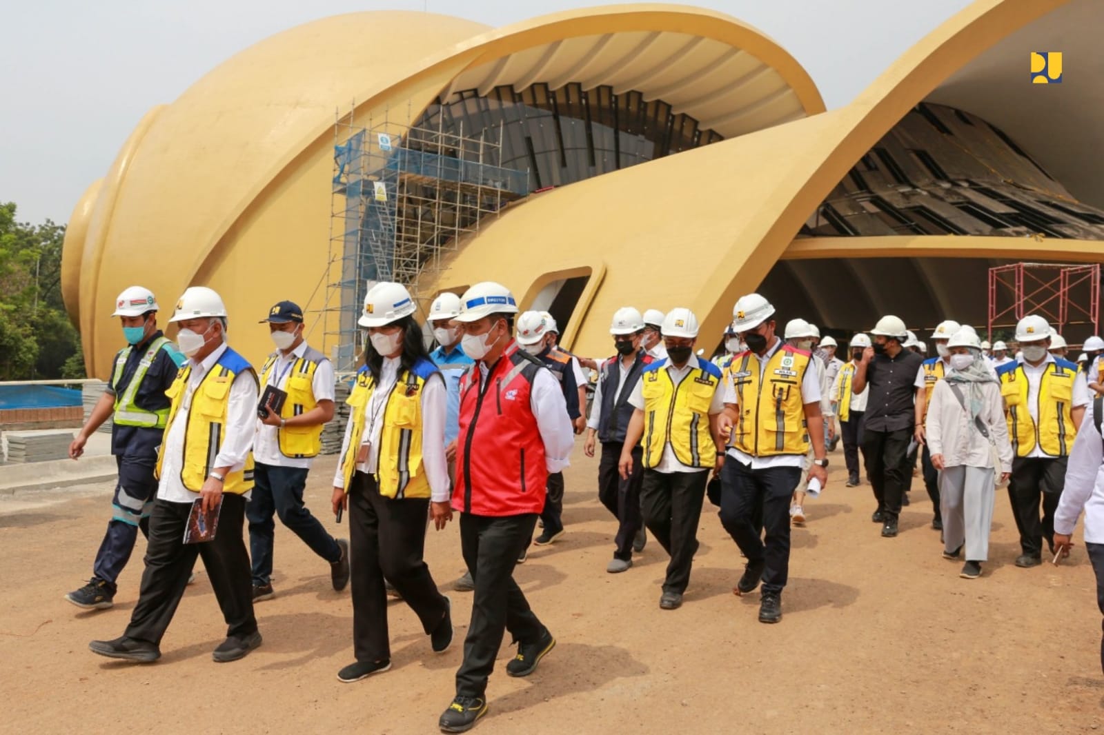Menteri Basuki Hadimuljono bersama rombongan meninjau pelaksaan renovasi sarana dan prasarana TMII di Jakarta, Selasa (12/7/2022). (Foto: Kementerian PUPR)