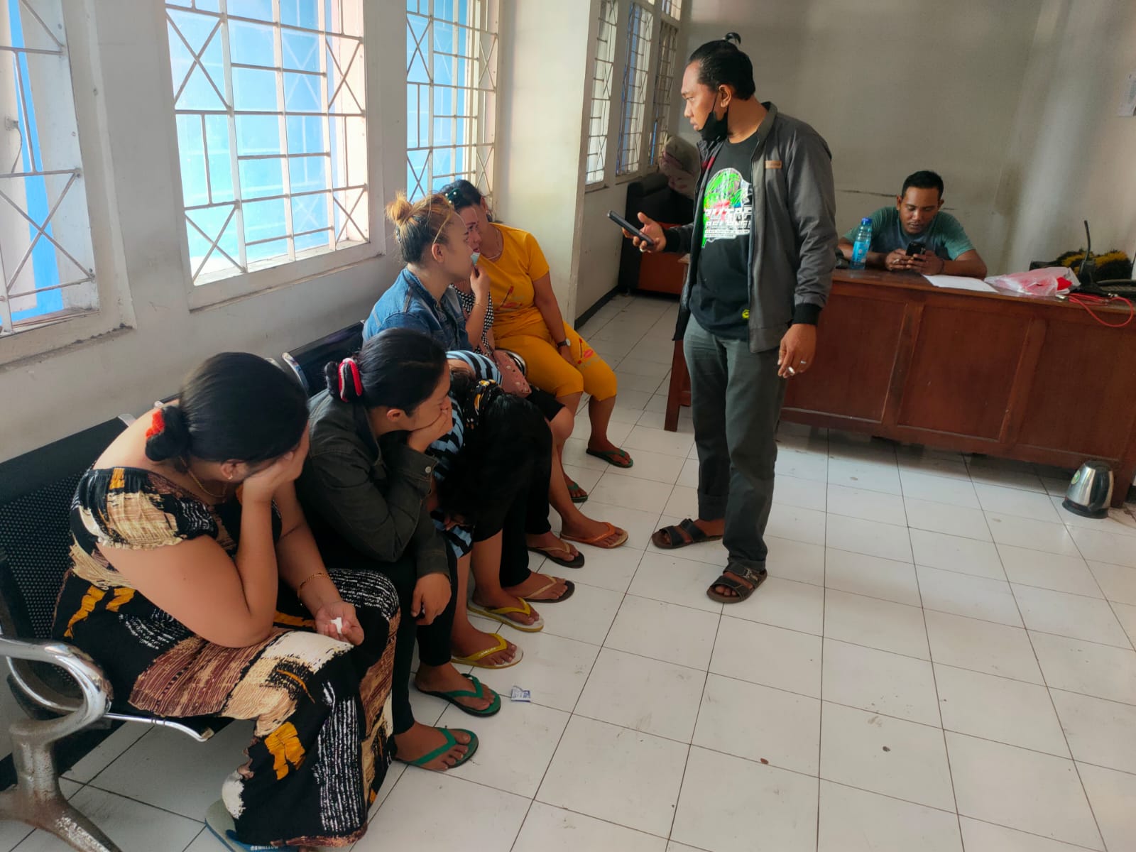 Satuan Polisi (Satpol) Pamong Praja (PP) Kabupaten Probolinggo mengamankan 6 Pekerja Seks Komersial (PSK), Kamis sore, 4 Agustus 2022. (Foto: Istimewa) 