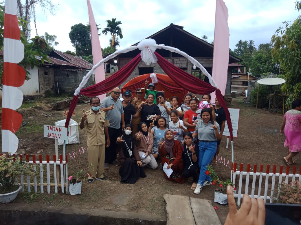 Mahasiswa KKN Nusantara 2022 jadi juri lomba kebersihan antar dusun di Desa Kalinaun. (Foto: Anila/Serikat News)