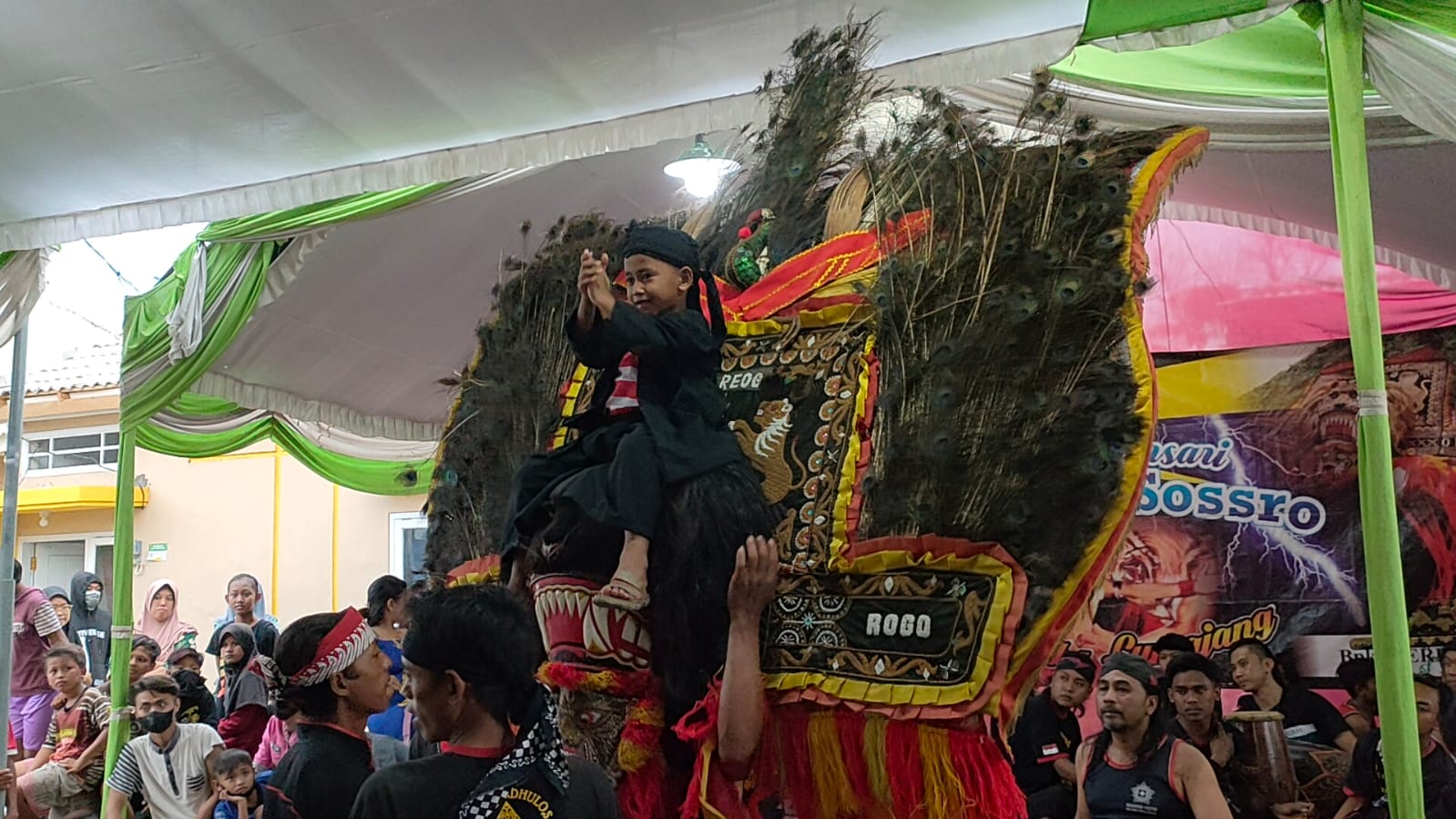 Ritual Suro ini digelar, diyakini untuk mengusir segala wabah penyakit yang berlarut-larut di Kabupaten Probolinggo. (Foto: Istimewa) 