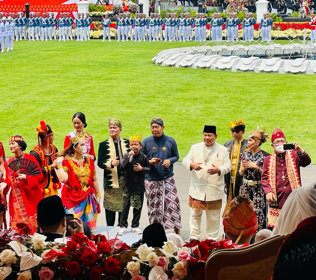 Masyarakat umum, para menteri, hingga Ibu Iriana larut dalam irama musik hingga turut bergoyang mengikuti alunan musik campur sari 