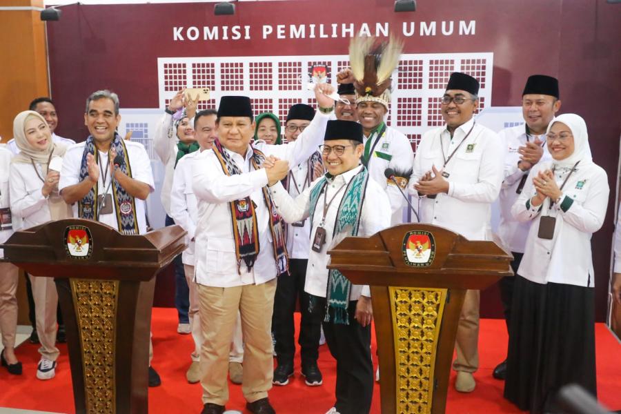 Ketua Umum PKB Muhaimin Iskandar dan Ketum Gerindra Prabowo Subianto memberikan keterangan pers usai pendaftaran di KPU. (Foto: PKB)