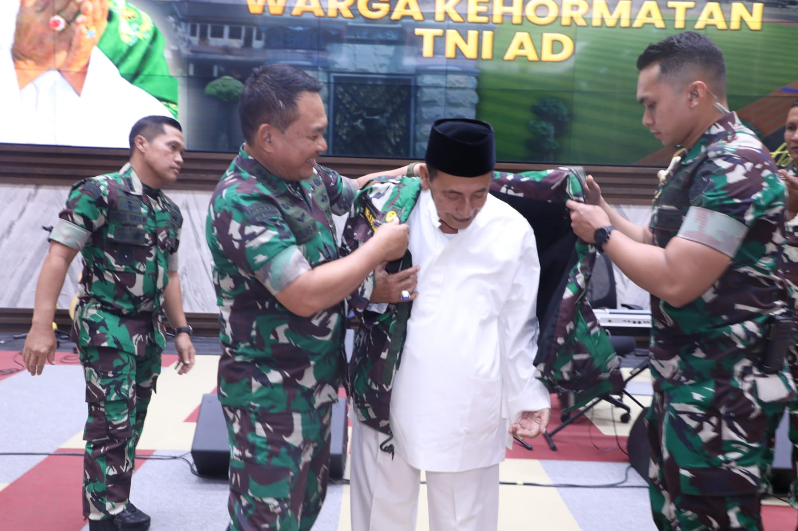 Pengukuhan Habib Luthfi Bin Yahya ditandai dengan penyematan jaket loreng. (Foto: Dispenad)