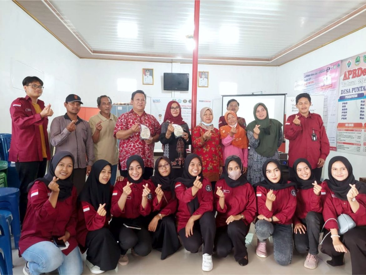 Mahasiswa Universitas Wiralodra Indramayu yang tengah melaksanakan KKN di Desa Puntang, Kecamatan Losarang, Kabupaten Indramayu menggelar Sosialisasi Pemanfaatan Internet Guna Meningkatkan Kualitas Sumber Daya Manusia Dalam Kehidupan Berbangsa dan Bernegara pada Kamis (4/8/2022). (Foto: Istimewa)