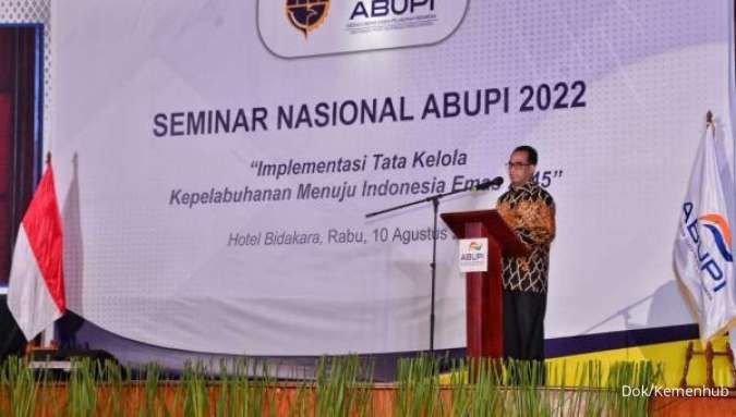 Menhub Budi KS saat membuka Seminar Nasional bertema “Implementasi Tata Kelola Kepelabuhanan Menuju Indonesia Emas 2045” yang diselenggarakan Asosiasi Badan Usaha Pelabuhan Indonesia (ABUPI), Rabu (10/8) di Jakarta. (Foto: Kemenhub)