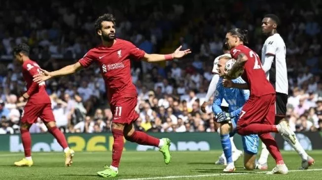 Pemain Liverpool Mohamed Salah usai menjebol gawang Fulham dalam pertandingan Liga Inggris di Craven Cottage, Sabtu (6/8/2022). (Foto: AFP)