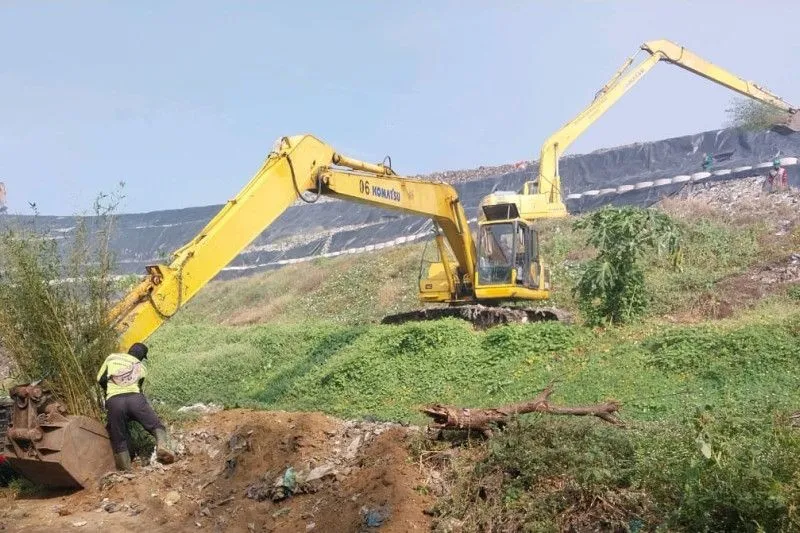 Penanaman pohon di kawasan PLTSa Benowo. (Foto: Diskominfo Surabaya)