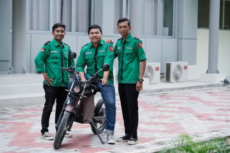 Tiga mahasiswa Politeknik Caltex Riau mengembangkan motor listrik dengan tampilan Jap Style. (Foto: Antara) 