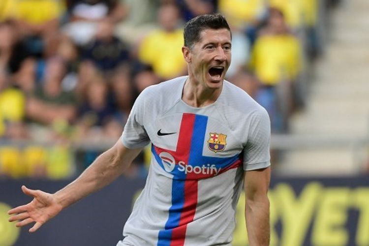 Penyerang Barcelona Robert Lewandowski merayakan gol ke gawang Cadiz dalam laga lanjutan Liga Spanyol musim 2022-2023 di Stadion Nuevo Mirandilla, Sabtu (10/9/2022) malam WIB. (Foto: AFP) 