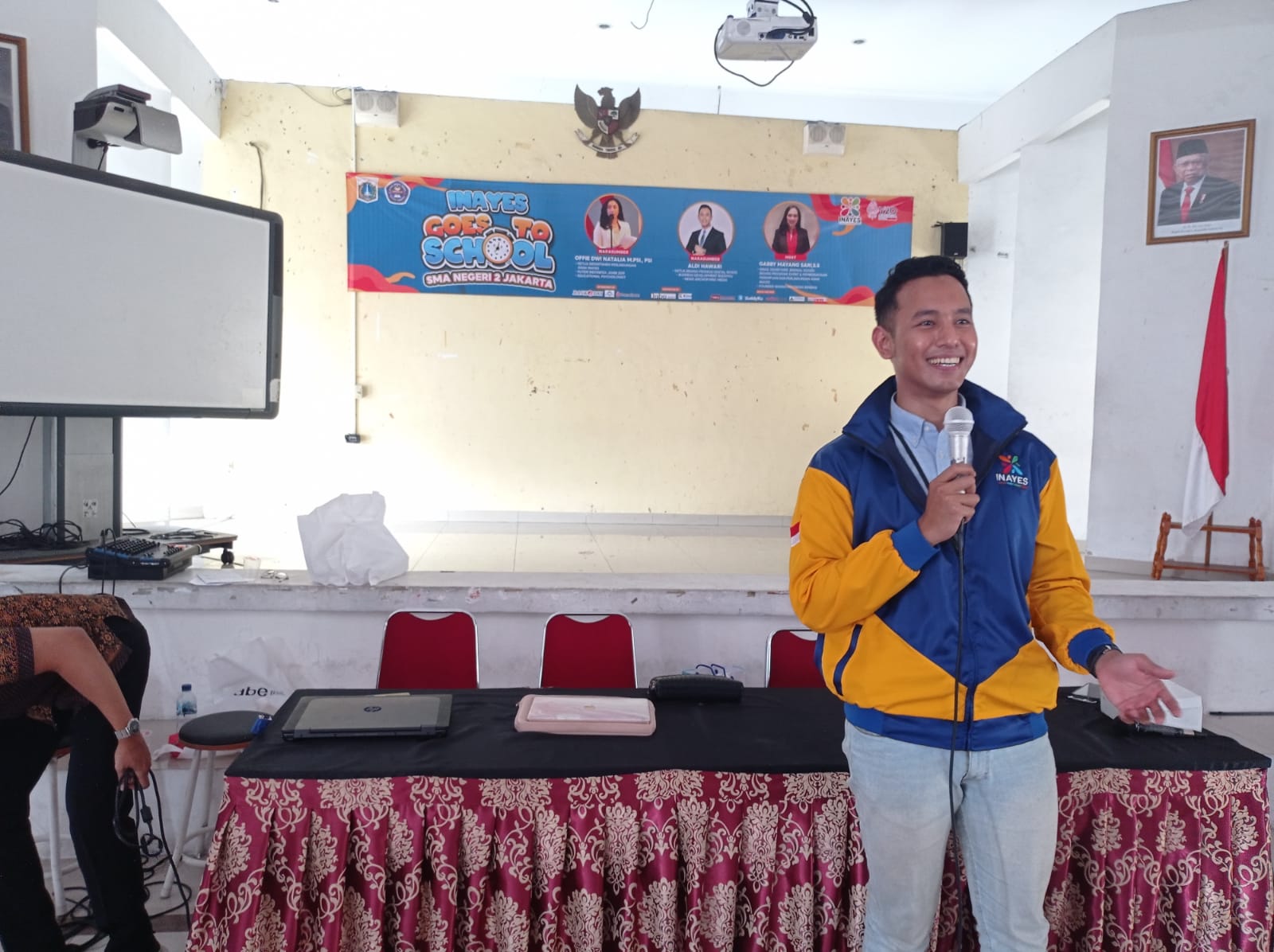 INAYES memberikan tips bermedia sosial kepada siswa-siswi SMAN 2 Jakarta dalam program INAYES Goes to School, Kamis, 01 September 2022. (Foto: INAYES)