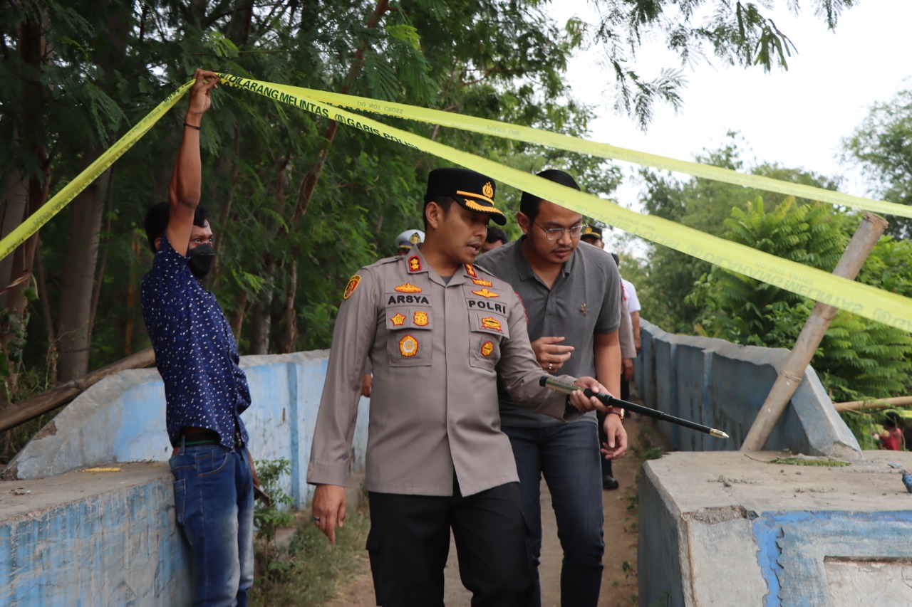 Olah TKP jembatan ambrol. (Foto: Serikat News) 