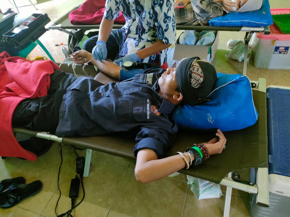 Karang Taruna Desa Walahar Kecamatan Gempol Kabupaten Cirebon selenggarakan donor darah dan cek kesehatan, di Kantor Balai Desa Walahar, (25/09). (Foto: Rahulloh/Serikat News) 
