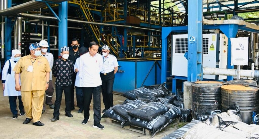 Presiden Joko Widodo meninjau pabrik aspal di PT Wika Bitumen, Kabupaten Buton, Selasa, 27 September 2022. (Foto: BPMI Setpres) 