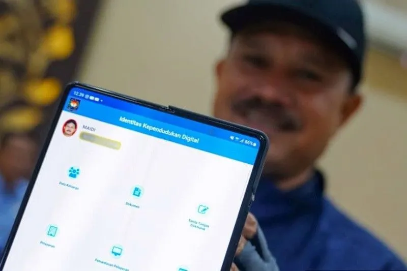 Wali Kota Madiun Maidi melakukan registrasi KTP digital melalui handphonenya. (Foto: Antara) 