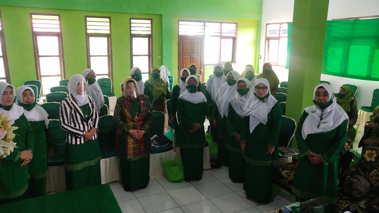 Anisah foto bersama dengan Muslimat Bangil. (Foto: Istimewa) 