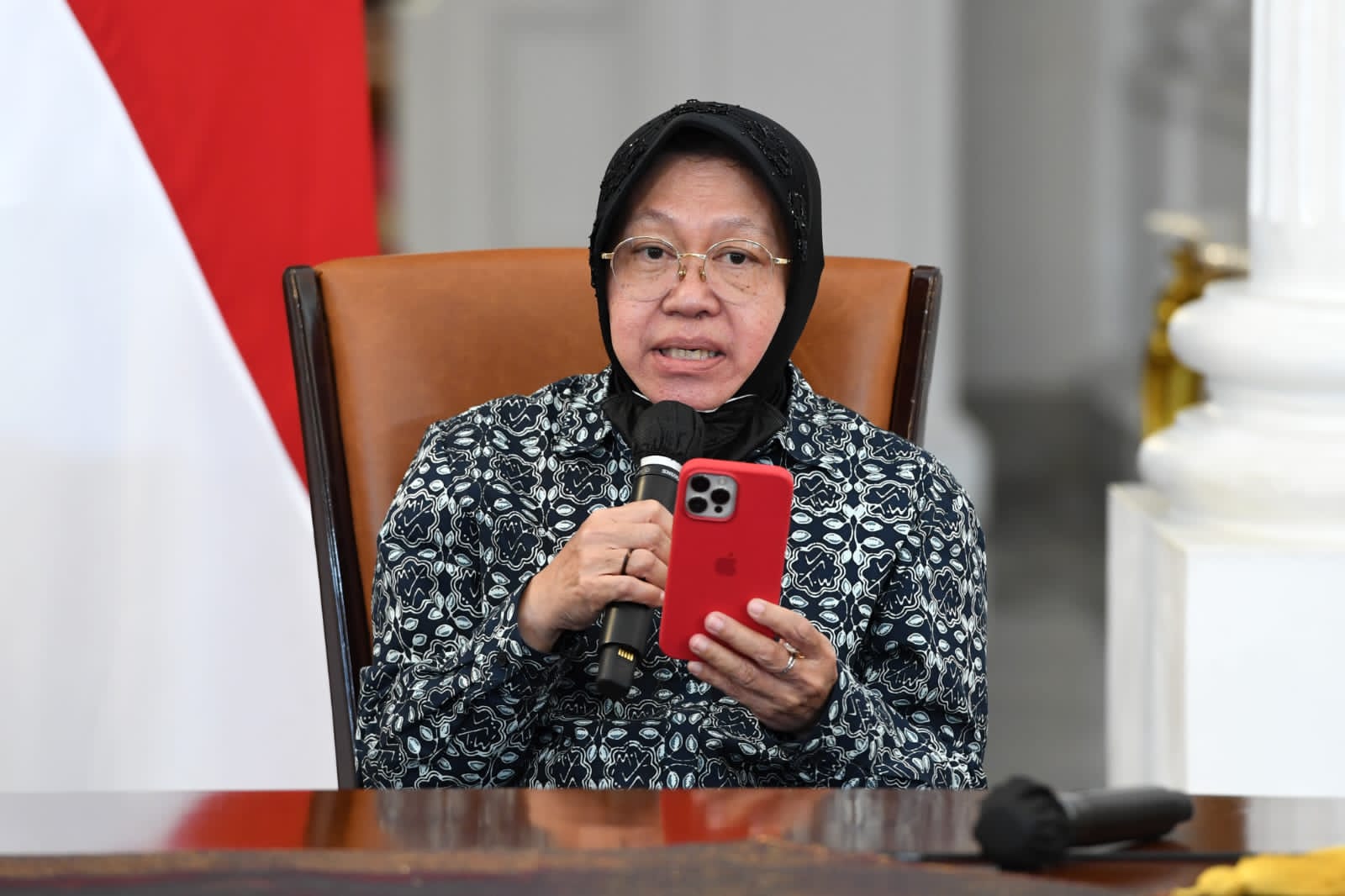 Mensos Tri Rismaharini menyampaikan pernyataan perihal pengalihan subsidi BBM, di Istana Merdeka, Jakarta, Sabtu (03/09/2022). (Foto: BPMI Setpres) 
