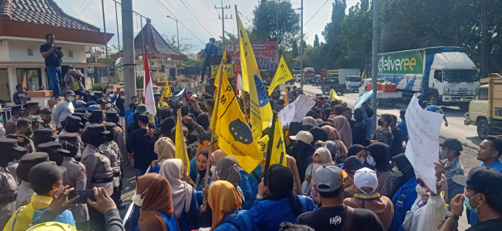 Pengurus Cabang (PC) Pergerakan Mahasiswa Islam Indonesia (PMII) Probolinggo menggelar demo menolak kenaikan Bahan Bakar Minyak (BBM), Kamis 8 September 2022. (Foto: Ist/Serikat News)