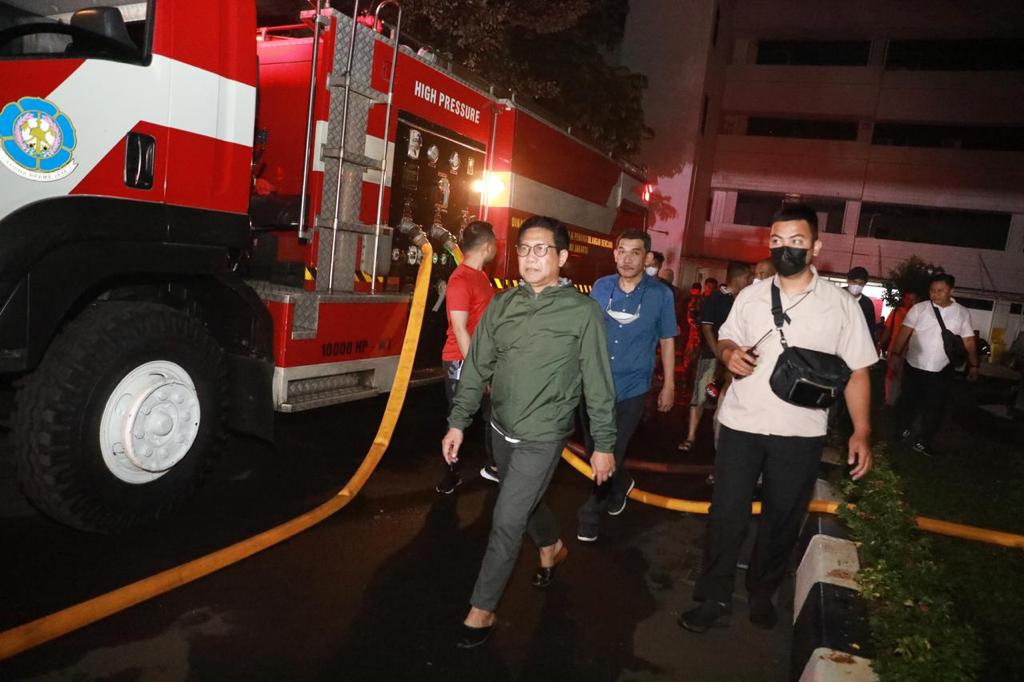 Mendes PDTT Abdul Halim Iskandar saat meninjau langsung lokasi kebakaran. (Foto: Humas Kemendes PDTT)